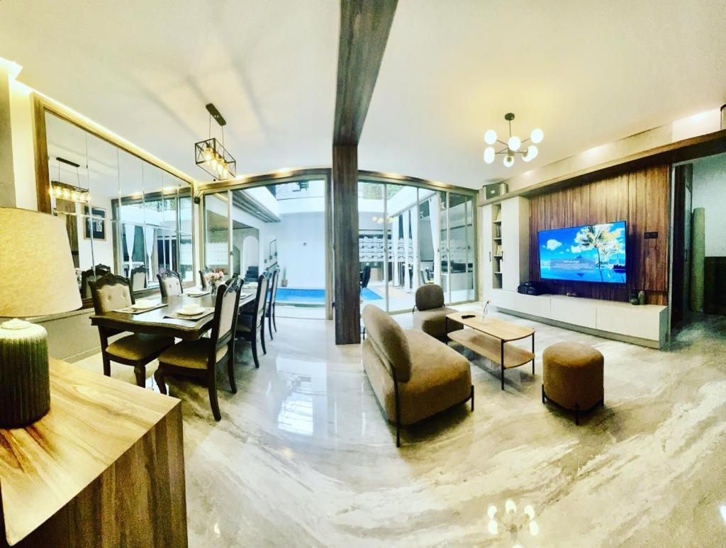 バンドゥン Radja House Cipaku Indahヴィラ エクステリア 写真